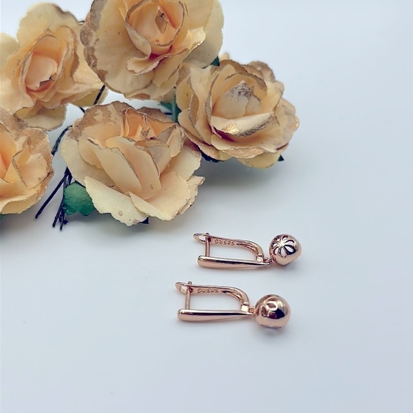 🌟SALE🌟Rose Gold Plated Round Sparkling Zirconia Earrings - Picture 3 of 7